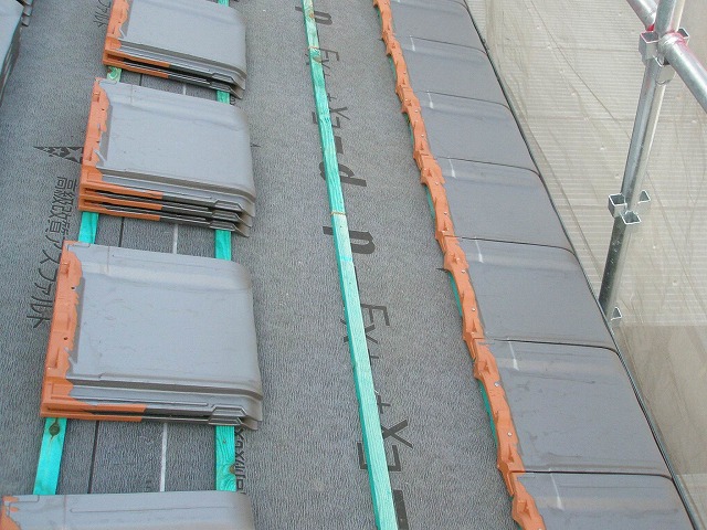 平板瓦設置中の屋根